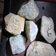 實(shí)價(jià)直接拍，736克六件緬甸翡翠原石，開(kāi)窗小料，掛件料