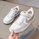 耐克（NIKE）男女童鞋2025秋季新款運動(dòng)鞋透氣耐磨輕便時(shí)尚潮流舒適板鞋休閑鞋 帆白/學(xué)院灰/光塵子色/熱情紅 32