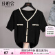 絲柏舍2025春夏新款女士簡(jiǎn)約時(shí)尚V領(lǐng)拼接四葉草紐扣短袖針織衫
