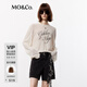 MO&Co.長(zhǎng)袖T恤上衣春夏高支長(zhǎng)絨棉美式印花輕薄寬松落肩垂感摩安珂 米白色 XS 155
