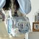 趣木也學(xué)院風(fēng)百搭簡(jiǎn)約大容量二次元郵差包女透明吧唧單肩包斜挎娃包痛包 藍色+胖云朵