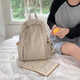 瞬子背包女輕便尼龍雙肩包2025新款學(xué)生書(shū)包大容量韓版休閑短途旅行包 米灰色