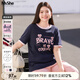 MsShe【原創(chuàng)印花撞色正肩短袖T恤】大碼女裝2025夏裝胖mm顯瘦上衣 藏青藍色現(xiàn)貨 3XL