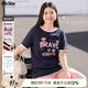 MsShe【原創(chuàng)印花撞色正肩短袖T恤】大碼女裝2025夏裝胖mm顯瘦上衣 藏青藍(lán)色現(xiàn)貨 3XL