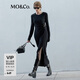 MO&Co.春新品圓領(lǐng)開(kāi)叉捏褶收腰黑色長(cháng)裙附裝飾扣連衣裙