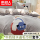南極人（Nanjiren）親膚卡通牛奶絨毛巾繡床上四件套秋冬季加厚保暖床單被套床笠套件 背包熊【母嬰級牛奶絨】 1.5m床/ 床單款 四件套-被套200*230cm