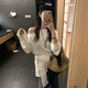 蘇雨薇設計感白色斜領(lǐng)一字肩針織衫女秋冬季不規則綁帶毛衣收腰露肩上衣 白色【關(guān)注店鋪-送運費險】 S （80-95斤）
