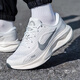 耐克（NIKE）男鞋公路專(zhuān)業(yè)跑步鞋2025冬季新款運動(dòng)鞋Journey Run反光休閑鞋 FN0228-107山峰白/淺煙灰/幻影灰白 42