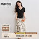 尚都比拉夏季優(yōu)雅套裝女V領(lǐng)斜門(mén)襟肌理感短袖上衣配水墨畫(huà)印花A字半身裙