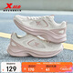 特步女子跑步鞋運動(dòng)鞋秋季新款網(wǎng)面透氣輕便減震休閑跑鞋粉色