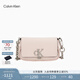 Calvin Klein時(shí)尚單肩包禮物鏈條包包金屬字母旋扣翻蓋CK女包斜挎馬鞍包DH3240 PS2-貝殼粉 OS