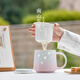南山先生 家用陶瓷水杯高顏值水杯帶蓋泡茶杯玲瓏花茶杯送禮春心馬克杯 春心馬克杯（帶蓋帶內(nèi)膽）_漸變粉