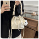 天丂斜挎包水桶女士時(shí)尚褶皺2025新款秋冬小眾簡(jiǎn)約高級感通勤潮流學(xué)生 褶皺包【米白】+掛件
