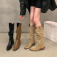 樂(lè )卡利 復古褶皺堆堆靴V口中筒長(cháng)靴女2025新款尖頭粗跟長(cháng)筒靴子 卡其色 37
