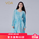 VOA真絲喬其水藍印花圓領(lǐng)褶皺線(xiàn)條感喇叭長(cháng)袖塔克褶連衣裙 AE1257-1 水彩-雀藍（A03） 2XL