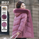 雪中飛中老年媽媽冬裝羽絨服大毛領(lǐng)連帽中長(cháng)款騏驥紅寬松防寒保暖外套女