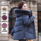 雪中飛中老年媽媽冬裝羽絨服大毛領(lǐng)連帽中長(cháng)款騏驥紅寬松防寒保暖外套女