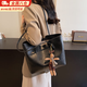 簡(jiǎn)木格托特包高級復古大容量單肩包潮軟皮百搭通勤時(shí)尚包女學(xué)生上課包包 托特包【黑色+圍巾兔掛件】