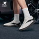 特步（XTEP）德訓薄底板鞋男鞋2026年春季新款輕便百搭學(xué)生通勤小白鞋 白塵灰/黑 42