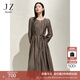 玖姿·安娜蔻法式溫柔風(fēng)壓褶醋酸歐根紗收腰連衣裙女春季 咖啡 M