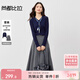 尚都比拉英倫風(fēng)絲巾系帶套裝女秋季V領(lǐng)長(cháng)袖針織衫配中長(cháng)款A字半身裙兩件套
