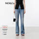 MO&Co.牛仔褲經(jīng)典洗磨貓須棉質(zhì)中低腰精裁修長(cháng)及地微喇褲摩安珂 牛仔藍色 S /S