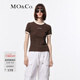 MO&Co.撞邊圓領(lǐng)字母組合標語(yǔ)印花修身短袖T恤美式上衣上裝摩安珂新年紅 巧克力色 L 170