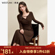 西遇咖色長(cháng)袖連衣裙女2025年秋季新款V領(lǐng)串珠鏤空領(lǐng)口修身長(cháng)裙 棕色 L