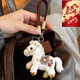 萌尚偶正版2026小馬掛件玩偶毛絨玩具包包鑰匙扣掛飾新年禮物馬年吉祥物 繡花小馬+禮盒 13厘米掛件