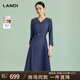 藍地（LANDI）[商場(chǎng)同款]V領(lǐng)設計感職業(yè)連衣裙女收腰壓褶下擺春夏新品 藏藍色 M