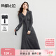尚都比拉V領(lǐng)撞色扣長(cháng)袖連衣裙女秋季可拆卸披肩彈力針織裙氣質(zhì)長(cháng)款A字裙