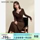 西遇咖色長(cháng)袖連衣裙女2026年秋季新款V領(lǐng)串珠鏤空領(lǐng)口修身長(cháng)裙 棕色 L
