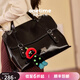 One time甜酷時(shí)光翻蓋雙肩包2026新款大容量學(xué)生時(shí)尚斜挎背女包出游季禮物 紅+穿靴子貓書(shū)包掛飾
