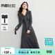 尚都比拉V領(lǐng)撞色扣長(cháng)袖連衣裙女秋季可拆卸披肩彈力針織裙氣質(zhì)長(cháng)款A字裙