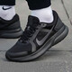 耐克（NIKE）官方艦店男鞋 春季新款運動(dòng)鞋子輕便減震網(wǎng)面透氣飛線(xiàn)休閑跑步鞋 002-純黑色-店長(cháng)主推 42