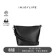 INJOYLIFE女士休閑斜挎包寬帶小包經(jīng)典中性風(fēng)單肩包真皮軟包水桶包媽媽包 黑色