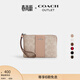 蔻馳（COACH）奧萊女士女包經(jīng)典標志老花條紋圖案角拉鏈腕包卡包手拿包 SV/沙黃色/灰褐色