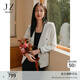 玖姿·安娜蔻極簡(jiǎn)優(yōu)雅小香風(fēng)撞色邊無(wú)領(lǐng)立裁西裝外套女春季 米白 S