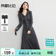 尚都比拉V領(lǐng)撞色扣長(cháng)袖連衣裙女秋季可拆卸披肩彈力針織裙氣質(zhì)長(cháng)款A字裙