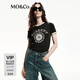 MO&Co.短袖T恤美式撞色邊圓領(lǐng)斑駁印花短款微彈正肩紅棕摩安珂 竹炭黑色 S