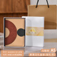簡(jiǎn)約高檔筆記本本子商務(wù)辦公記事本工作會(huì )議記錄本企業(yè)定制可印logo高顏值硬皮面創(chuàng  )意a5大學(xué)生日記本子 馬鞍棕-素雅白禮盒套裝