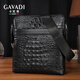 卡梵蒂（GAVADI）鱷魚(yú)紋真皮男包單肩包新款潮豎款韓版商務(wù)休閑男士包包斜挎包背包 黑色 中號