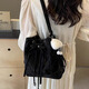 途尊薄荷曼波綠雙肩包包女式2024新款潮韓國水桶包百搭ins單肩腋下包 黑色 帶掛件白色長(cháng)腿云朵