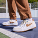 耐克（NIKE）官方FULL FORCE男子運(yùn)動(dòng)鞋秋季板鞋低幫復(fù)古經(jīng)典HJ3485 121白/淺英國(guó)褐/白/清透藍(lán) 42