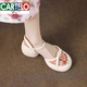 卡帝樂鱷魚（CARTELO）小個子增高高跟真皮涼鞋女2025新款簡約粗跟軟底一字帶厚底羅馬鞋 米白色 35