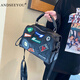 ANDSEEYOU休閑波士頓手提包2025新款歐美潮牌個(gè)性徽章女包寬帶斜挎枕頭包潮 黑色