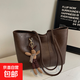 韓版時(shí)尚托特包包女式2026秋冬新款簡(jiǎn)約休閑大容量單肩包百搭女包 咖啡色-帶掛件 標準