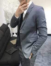 银色西装
