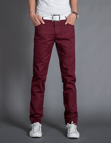 男士酒红色休闲裤搭配