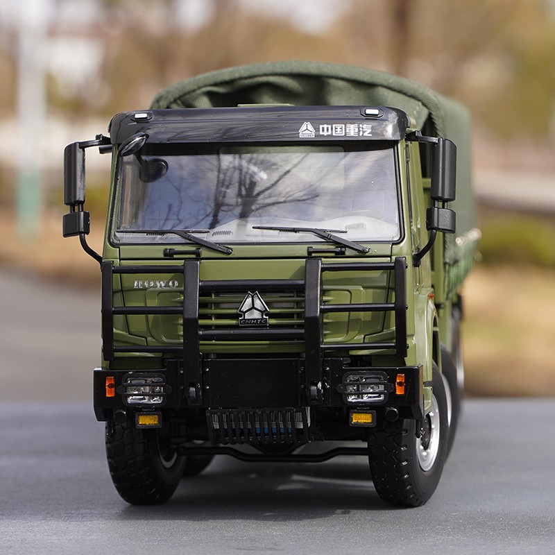 大的军车模型原厂豪沃8*8越野运兵车模型1:24珍藏卡车退役老兵礼品